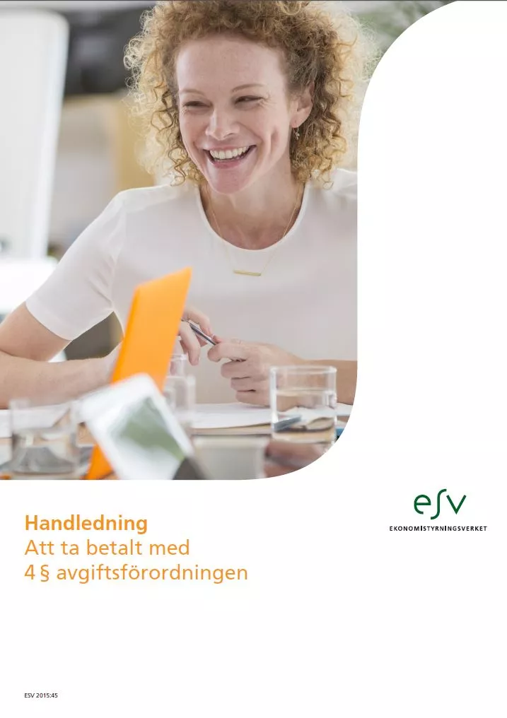 Framsidan på en handledning från Ekonomistyrningsverket - Att ta betalt med §4 avgiftsförordningen. En glad kvinna.
