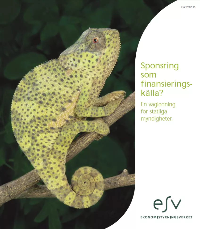 Visar framsidan på en handledning från Ekonomistyrningsverket, Sponsring som finansieringskälla. En kameleont på en gren.